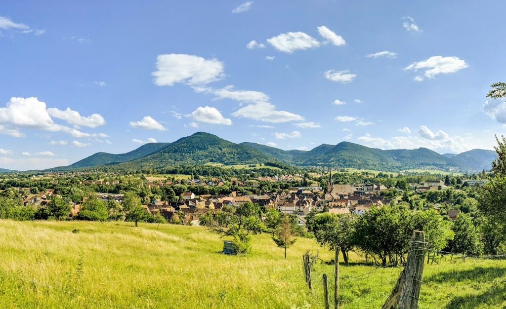 Montagne en fond, ciel bleu et vallée en été