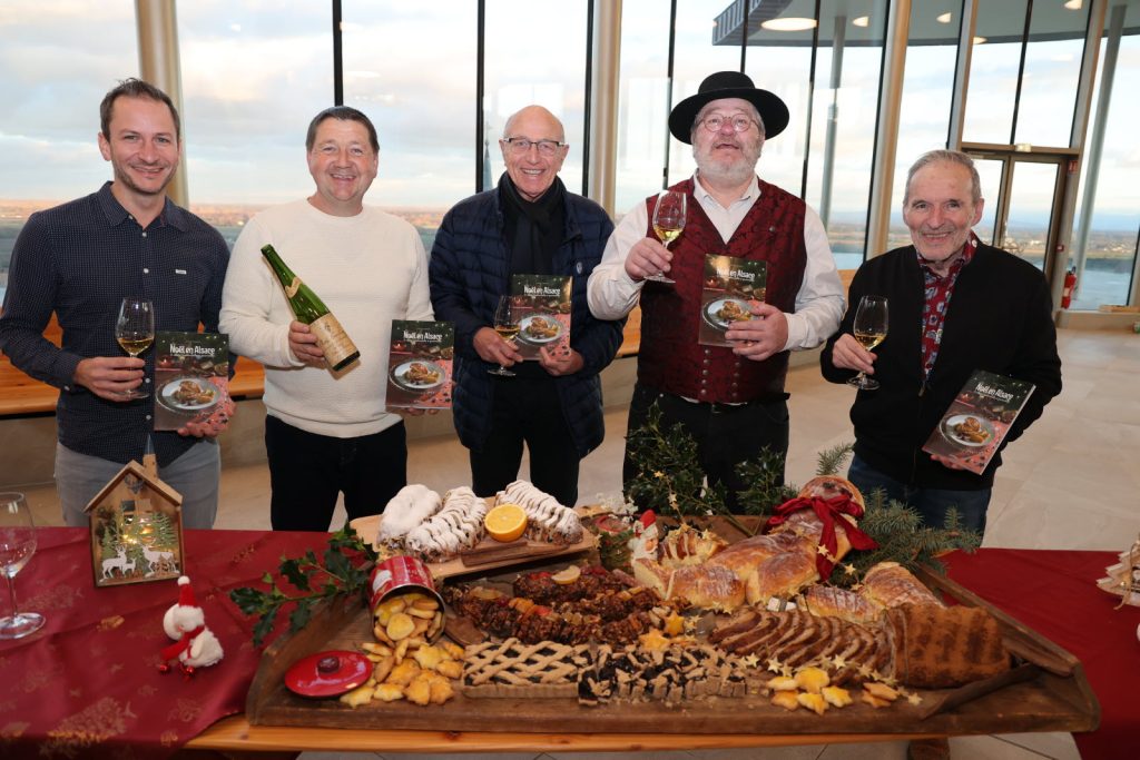 5 hommes célébrant une fête derrière un buffet