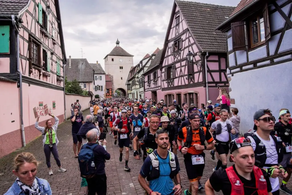 Groupe de traileur de la course Ultra trail Alsace 2025 dans un village