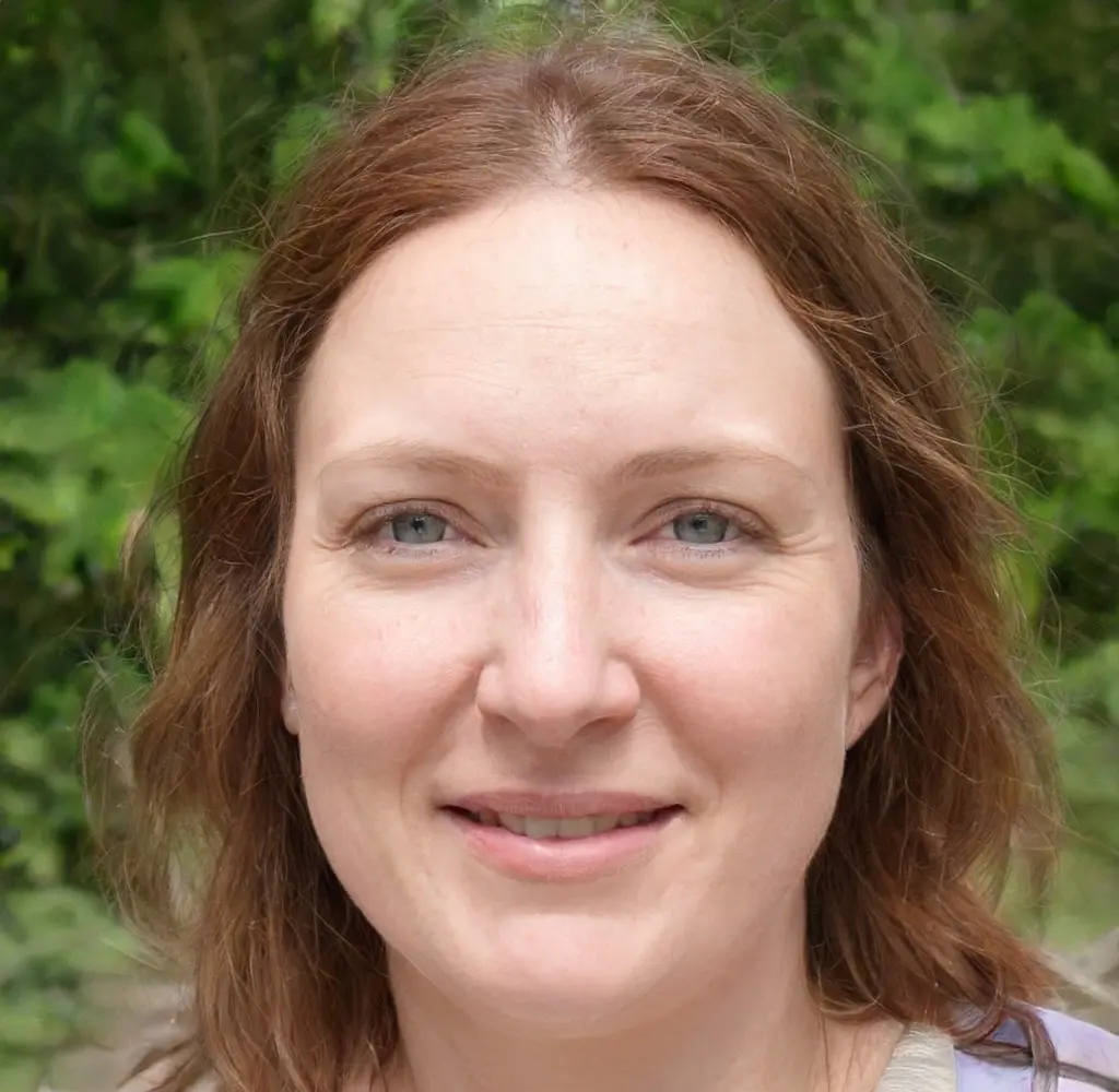 Femme rousse en forêt