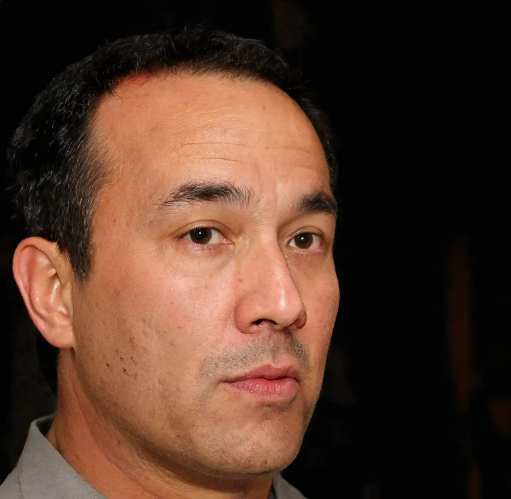 Homme brun avec des trait asiatique